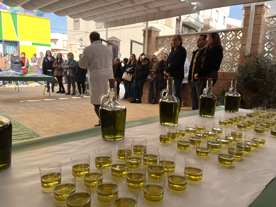 La escuela infantil “La Bañizuela” organiza una cata de aceite con motivo del Día de Andalucía