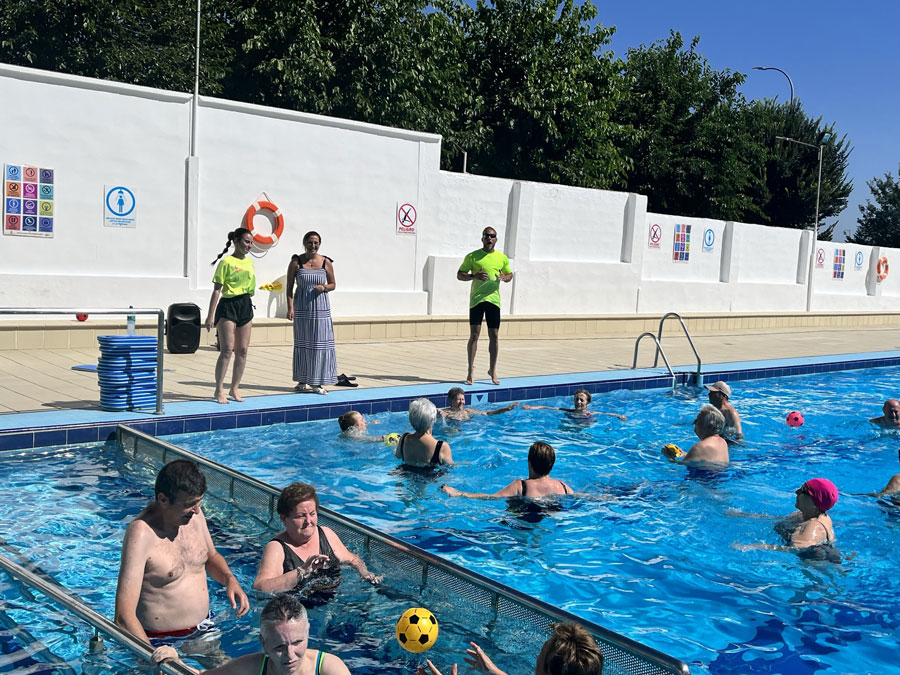Gimnasia en el agua, una alternativa deportiva para personas mayores