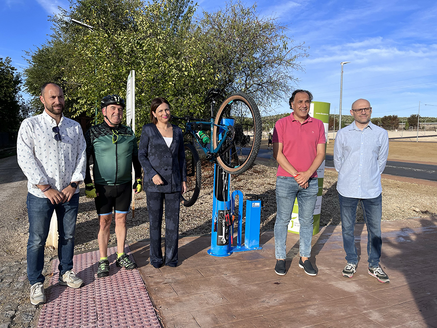 Puesta en servicio de la primera estación de reparación de bicis en la Vía Verde