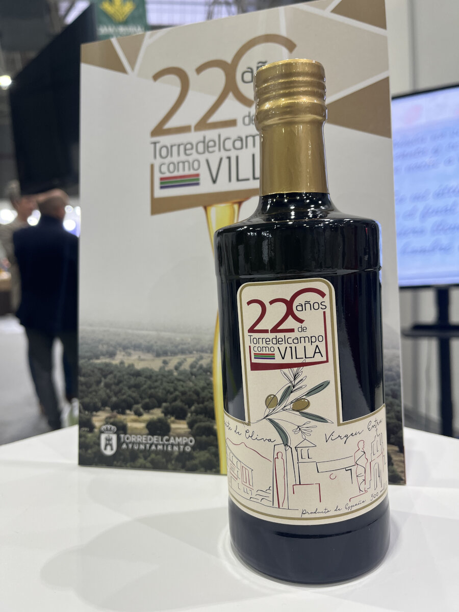 Torredelcampo ya cuenta con su propia botella de aceite en homenaje al 220 Aniversario de la Villa