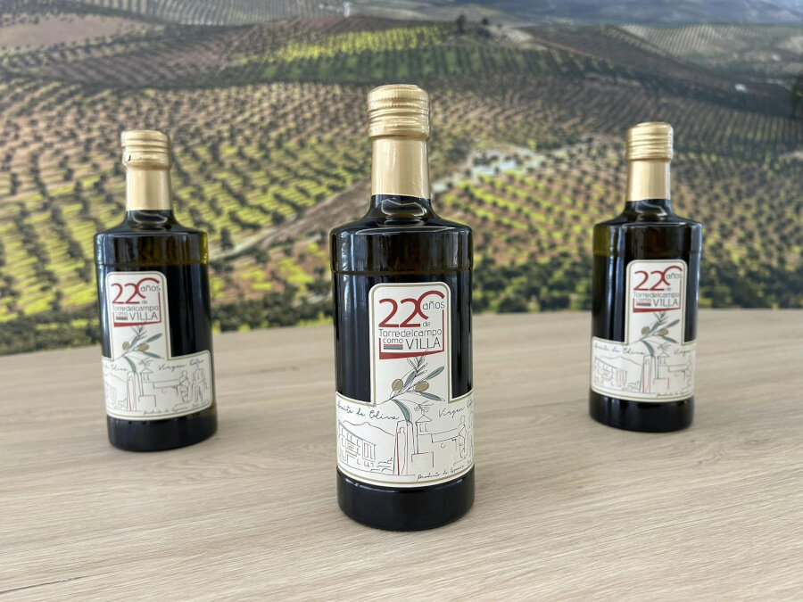 Torredelcampo ya cuenta con su propia botella de aceite en homenaje al 220 Aniversario de la Villa