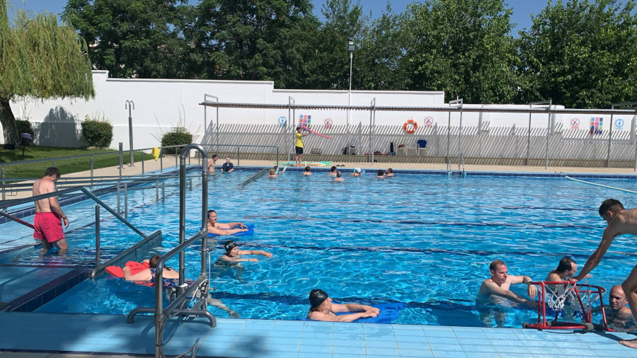 Los mayores disfrutan este verano de los talleres de gimnasia en la piscina municipal