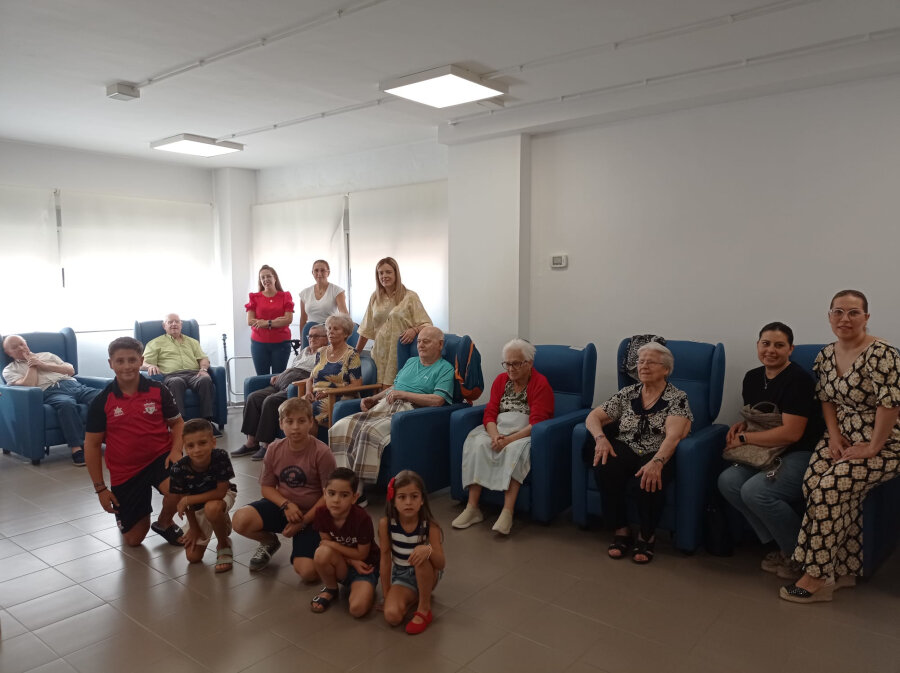 La Curiositeca visita el Centro Arrayán para compartir la lectura con los más mayores