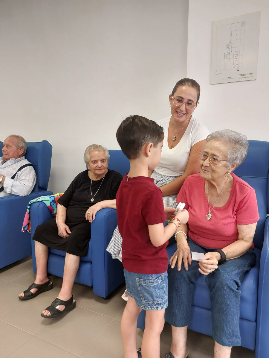 La Curiositeca visita el Centro Arrayán para compartir la lectura con los más mayores