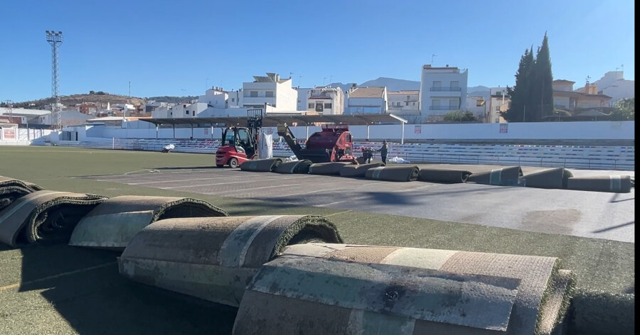 Renovación del césped artificial del campo de fútbol municipal: una apuesta por la calidad y la salud deportiva