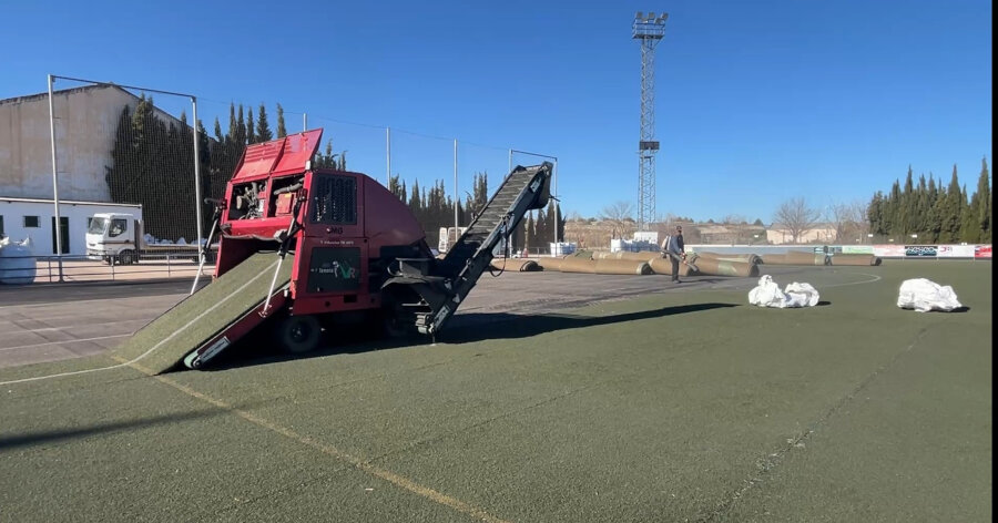 Renovación del césped artificial del campo de fútbol municipal: una apuesta por la calidad y la salud deportiva