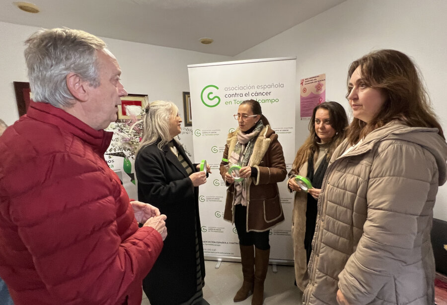 Torredelcampo refuerza su compromiso en la lucha contra el cáncer con la campaña 'Brazalete de la Esperanza'