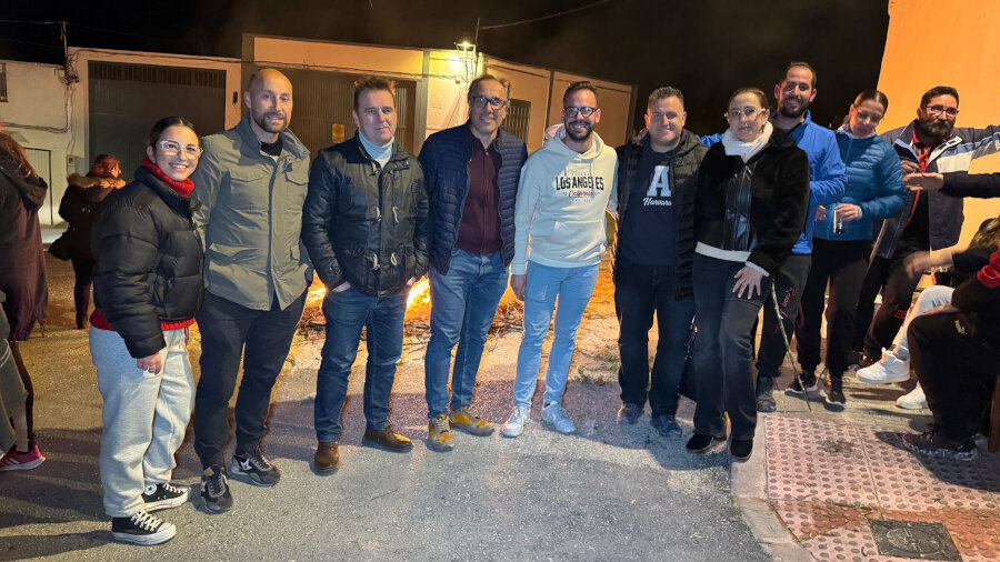 Torredelcampo celebra con éxito las Hogueras de San Antón: una noche de tradición, convivencia y colaboración vecinal