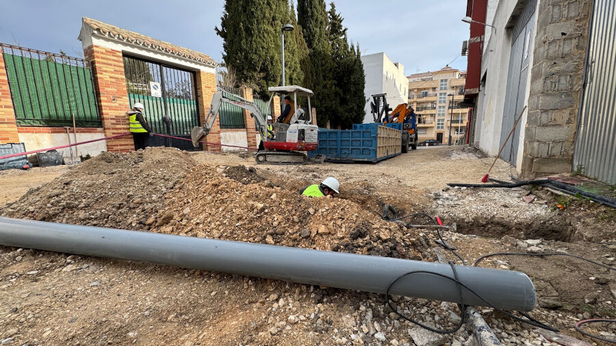 El Ayuntamiento acomete la mejora integral del tramo deteriorado de la calle Almería