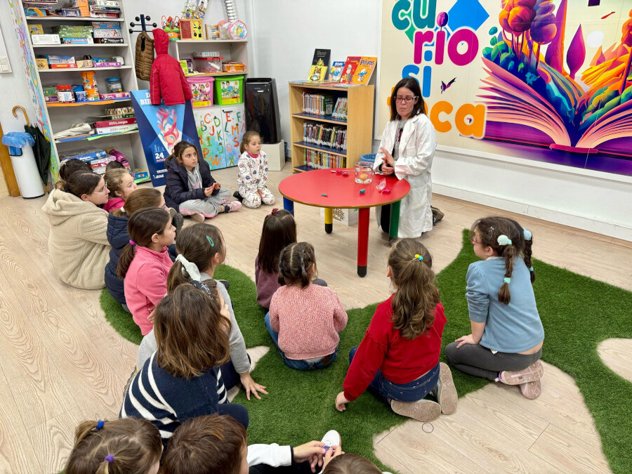 Torredelcampo Celebra el Día de la Mujer y la Niña en la Ciencia con Actividades Educativas