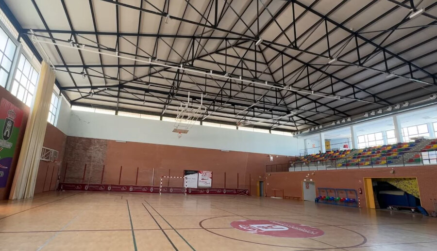 Modernización del alumbrado en el pabellón cubierto y el campo municipal