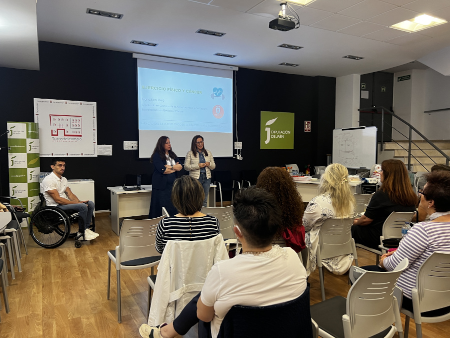Torredelcampo acoge una charla sobre ejercicio físico y cáncer de mama dentro del programa "Mujer y Salud"