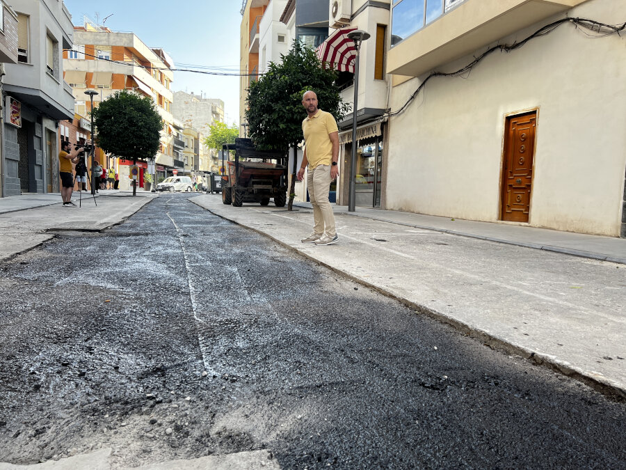 El Ayuntamiento de Torredelcampo actúa con urgencia para renovar la red de saneamiento en una calle del municipio