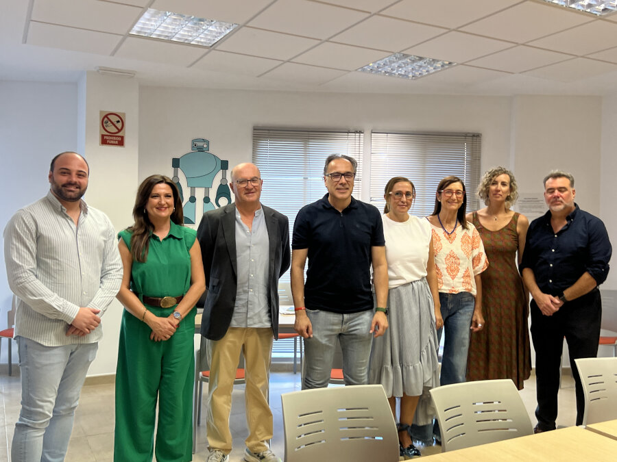 El Defensor del Pueblo Andaluz recibe en Torredelcampo las quejas vecinales sobre la sanidad, educación, vivienda y servicios públicos
