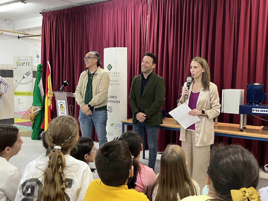 El alumnado del CEIP Juan Carlos I de Torredelcampo descubre los sabores de la provincia con el programa “Degusta Jaén en tu colegio”