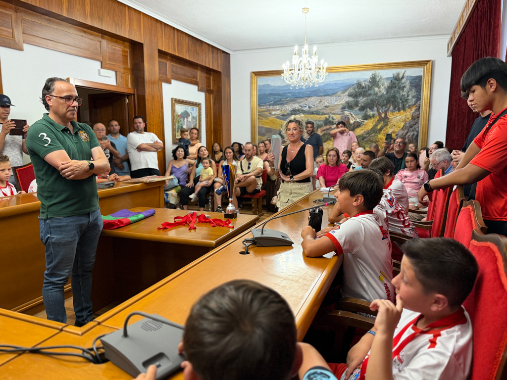 Recepción al equipo Benjamín y Prebenjamín del Club Deportivo Hispania al final de su temporada